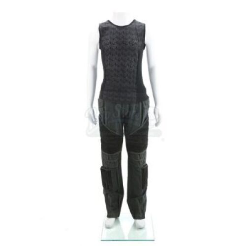 Lot # 31 - Divergent (2014): Peter's Fight Training Costume