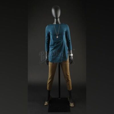 ENDER'S GAME - Theresa Wiggin's (Andrea Powell) Costume 01
