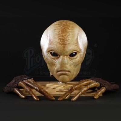 MEN IN BLACK II (2002) - First Contact Alien Mask and Hands