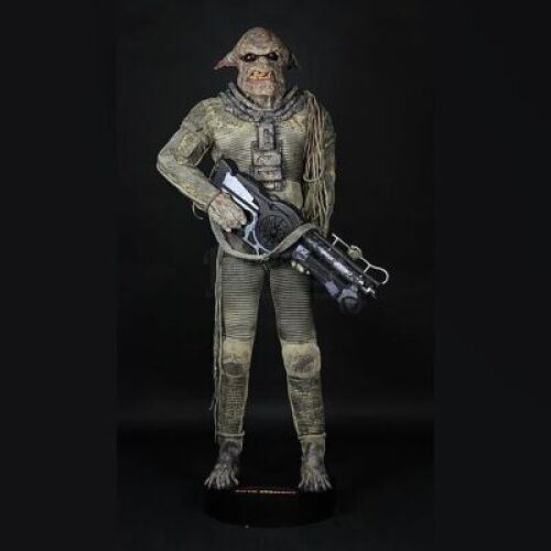 THE FIFTH ELEMENT (1997) - Complete Mangalore Creature Costume & Rifle