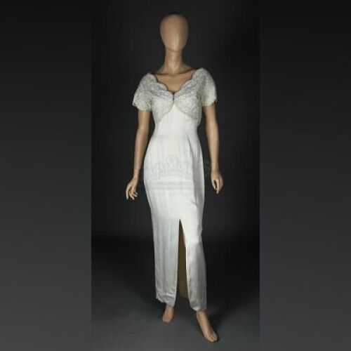 FOUR WEDDINGS AND A FUNERAL (1994) - Carrie's (Andie MacDowell) Wedding Dress