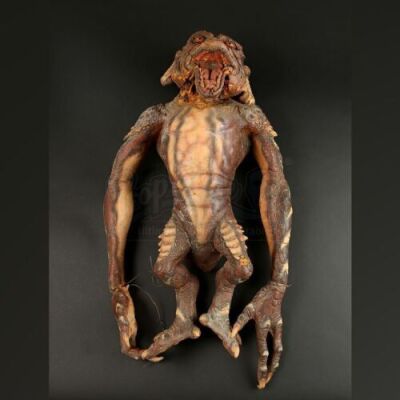 GREMLINS 2: THE NEW BATCH (1990) - Brown Background Gremlin Puppet