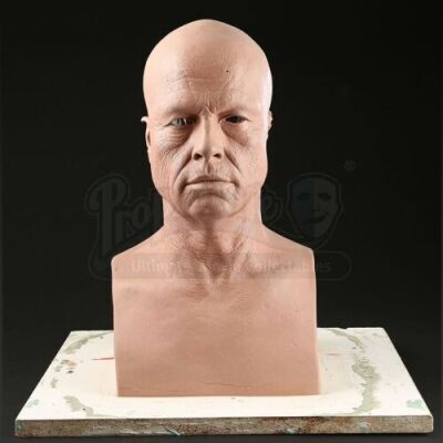 THE CURIOUS CASE OF BENJAMIN BUTTON (2008) - Benjamin Button (Brad Pitt) Old Age Sculptor