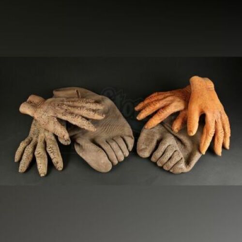HARRY AND THE HENDERSONS (1987) - Lot of Hands and Feet