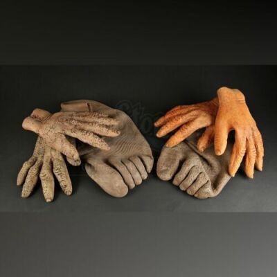 HARRY AND THE HENDERSONS (1987) - Lot of Hands and Feet