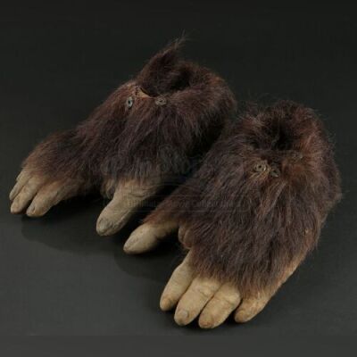 GORILLAS IN THE MIST (1988) - Pair of Simba Feet
