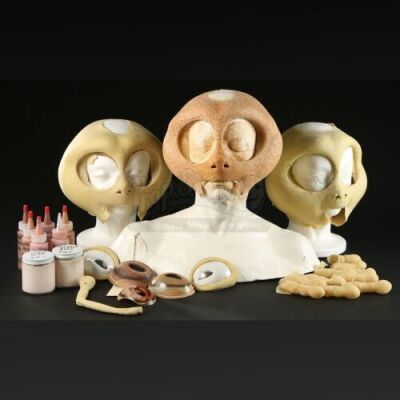 MEN IN BLACK II (2002) - Locker Alien Head Skins and Components