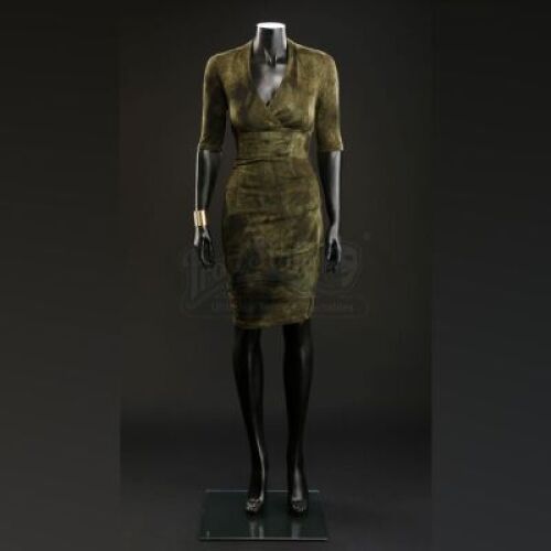 SEASON 1 EPISODE 9: "TROU NORMAND"<br>Freddie Lounds' (Lara Jean Chorostecki) Dress and Jewelry