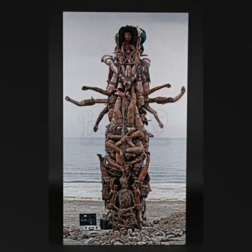 SEASON 1 EPISODE 9: "TROU NORMAND"<br>Large Totem Photo Display