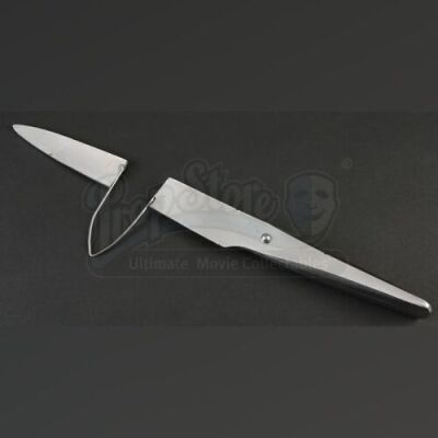 SEASON 2 EPISODE 1: "KAISEKI"<br>Hannibal Lecter's (Mads Mikkelsen) SFX Split Kitchen Knife
