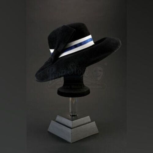 SEASON 2 EPISODE 3: "HASSUN"<br>Freddie Lounds' (Lara Jean Chorostecki) Sun Hat