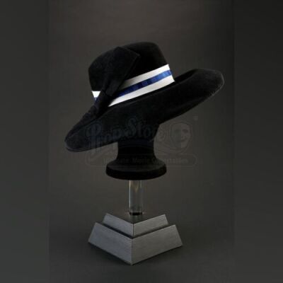 SEASON 2 EPISODE 3: "HASSUN"<br>Freddie Lounds' (Lara Jean Chorostecki) Sun Hat