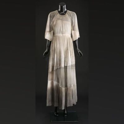 SEASON 2 EPISODE 6: "FUTAMONO"<br>Miriam Lass' (Anna Chlumsky) Dirty Nightgown