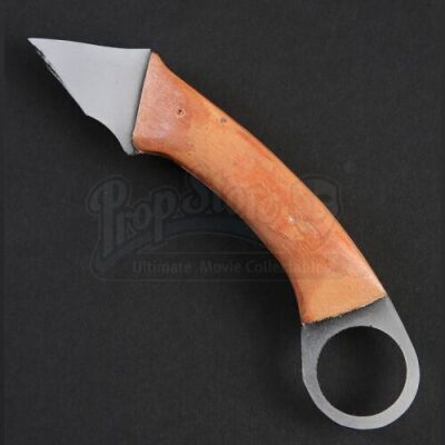 SEASON 2 EPISODE 13: "MIZUMONO"<br>Hannibal Lecter's (Mads Mikkelsen) SFX Stunt Curved Knife