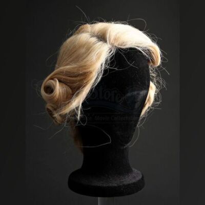 SEASON 3<br>Bedelia DuMaurier's (Gillian Anderson) Blonde Wig