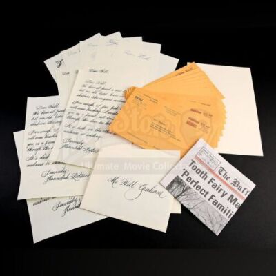 SEASON 3 EPISODE 8: "THE GREAT RED DRAGON"<br>Hannibal Lecter's (Mads Mikkelsen) Warning Letters Set