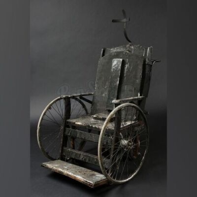SEASON 3 EPISODE 12: "THE NUMBER OF THE BEAST IS 666"<br>Frederick Chilton's (Ra&Atilde;&fnof;&Acirc;&ordm;l Esparza) Charred Wheelchair
