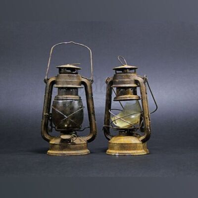 THE WOMAN IN BLACK 2: ANGEL OF DEATH - Set of 2 Hurricane Lamps