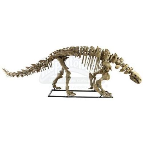 Lot #475 - JURASSIC WORLD: FALLEN KINGDOM (2018) - Diorama Room 22-foot Peloroplites Skeleton