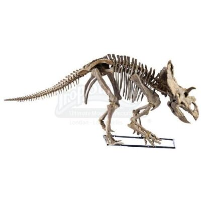 Lot #476 - JURASSIC WORLD: FALLEN KINGDOM (2018) - Diorama Room 15-foot Kosmoceratops Skeleton