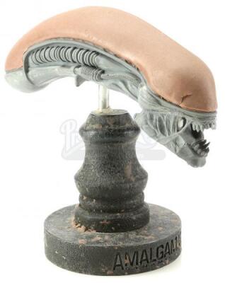 Lot #48 - AVP: ALIEN VS. PREDATOR (2004) - Xenomorph Head Maquette