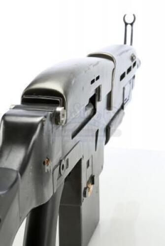 Lot #411 - JUDGE DREDD (1995) - Block War Rifle