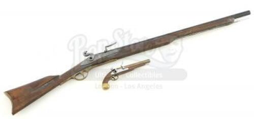 Lot #525 - PIRATES OF THE CARIBBEAN: AT WORLD'S END (2007) - Endeavour Miniature Rifle and Pistol Set