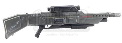 Lot #774 - STARSHIP TROOPERS 2: HERO OF THE FEDERATION (2004) - Phil Tippett Collection: Sgt. Dede Rake's (Brenda Strong) Light-Up Hero E-Pulse 44 Rifle