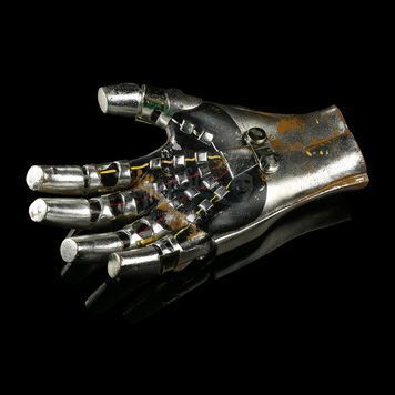 STAR WARS: THE EMPIRE STRIKES BACK (1980) - C-3PO's (Anthony Daniels) Right Hand