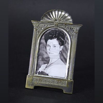Jonathan Harker (Oliver Jackson-Cohen) Framed Picture of Mina Murray (Jessica De Gouw)