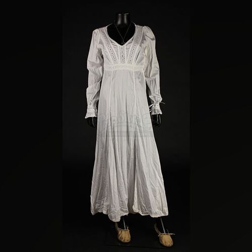 Mina Murray (Jessica De Gouw) Hospital Nightgown & Crucifix