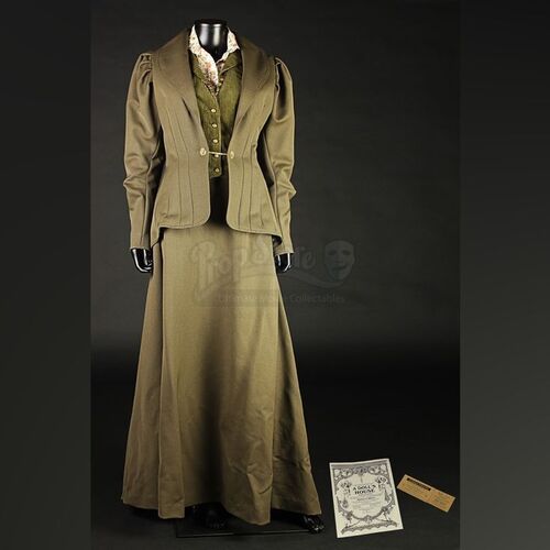 Vera Markham (Melanie Jessop) Costume with Props