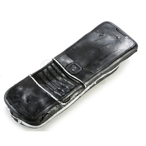 THE TWILIGHT SAGA: NEW MOON (2009) - Edward Cullen's Crushable Phone