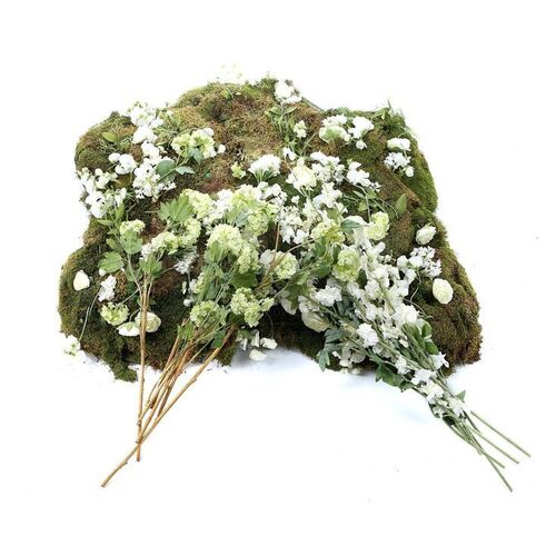 THE TWILIGHT SAGA: BREAKING DAWN PART 1 (2011) - Wedding Table Moss and Flower Display