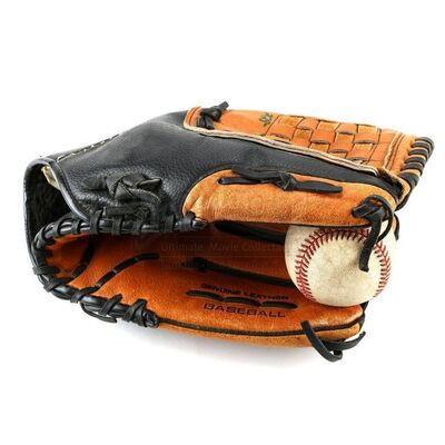 THE TWILIGHT SAGA: BREAKING DAWN PART 1 (2011) - Cullen House Baseball Glove and Ball