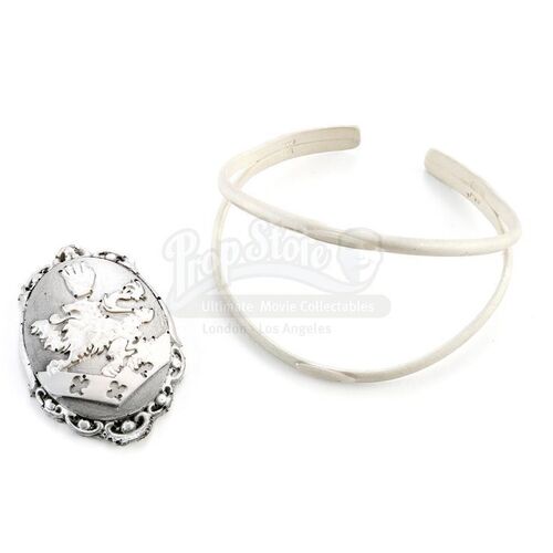 THE TWILIGHT SAGA: BREAKING DAWN PART 1 (2011) - Esme Cullen's Damaged Stunt Cuff
