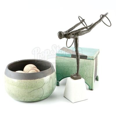 THE TWILIGHT SAGA: BREAKING DAWN PART 2 (2012) - Cullen House Coffee Table Decorations