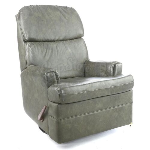 THE TWILIGHT SAGA: BREAKING DAWN PART 2 (2012) - Charlie Swan's Green Leather Recliner