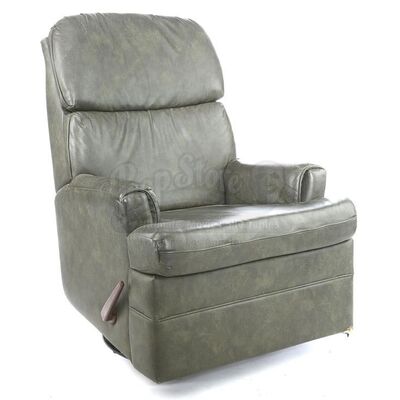 THE TWILIGHT SAGA: BREAKING DAWN PART 2 (2012) - Charlie Swan's Green Leather Recliner