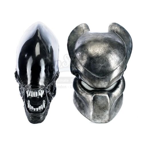Lot # 468: AVP: ALIEN VS. PREDATOR (2004) - Predator Helmet and Xenomorph Face Executive Gift Set
