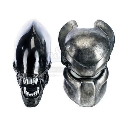 Lot # 468: AVP: ALIEN VS. PREDATOR (2004) - Predator Helmet and Xenomorph Face Executive Gift Set
