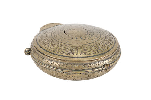 Lot #146 - THE GOLDEN COMPASS (2007) - Lyra's (Dakota Blue Richards) Alethiometer