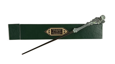 Lot #570 - FANTASTIC BEASTS: THE CRIMES OF GRINDELWALD (2018) - Wand and Wand Box Crew Gift
