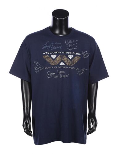 Lot #12 - ALIENS (1986) - T-Shirt Autographed by Michael Biehn, Lance Henriksen, Carrie Henn and Others