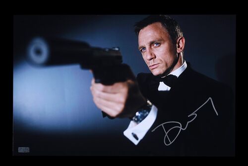Lot #409 - JAMES BOND: CASINO ROYALE (2006) - Daniel Craig Autographed Promotional Photograph, 2006