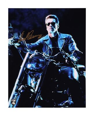 Lot #539 - TERMINATOR 2: JUDGMENT DAY (1991) - Arnold Schwarzenegger Autographed Oversized Photo