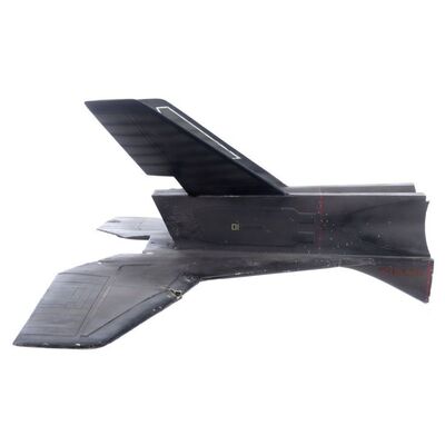 Lot # 16: Aliens (1986) - Crashed Sulaco Dropship Model Miniature Tail Section