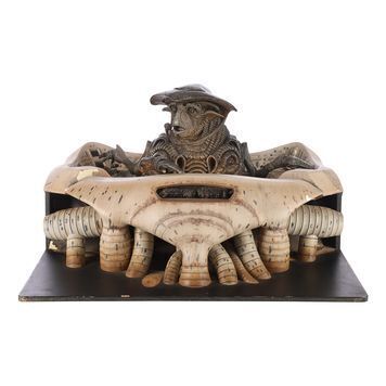 Lot # 137 : FARSCAPE (T.V. SERIES, 1999-2003) - Light-up Maquette of Pilot at Moya's Console