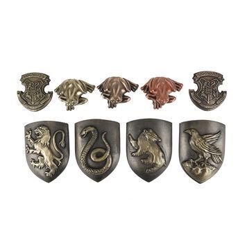 Lot # 985 : HARRY POTTER AND THE PHILOSOPHER'S STONE (2001) - Set of Crew Gift Hogwarts Crests and "Chocolate" Frogs