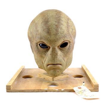 Lot # 1162 : MEN IN BLACK II (2002) - First Contact Alien Head Appliance